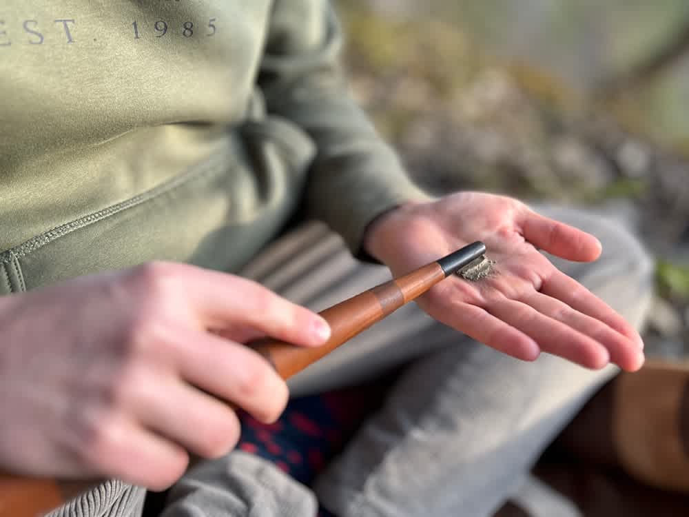 Rapé Caneleiro na ruce s Tepi foukání