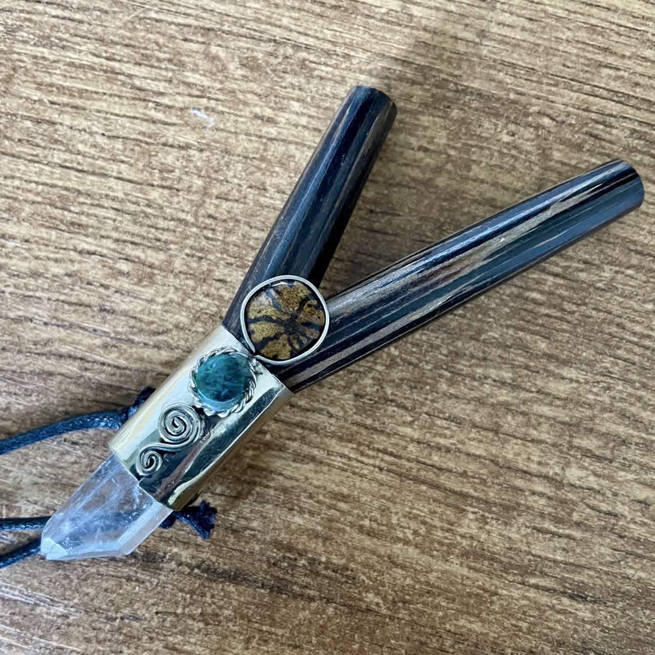 Kuripe Chonta Aya Crystal s pl&aacute;tkem li&aacute;ny Aya, tyrkysem a kři&scaron;ť&aacute;lem &ndash; La Herba