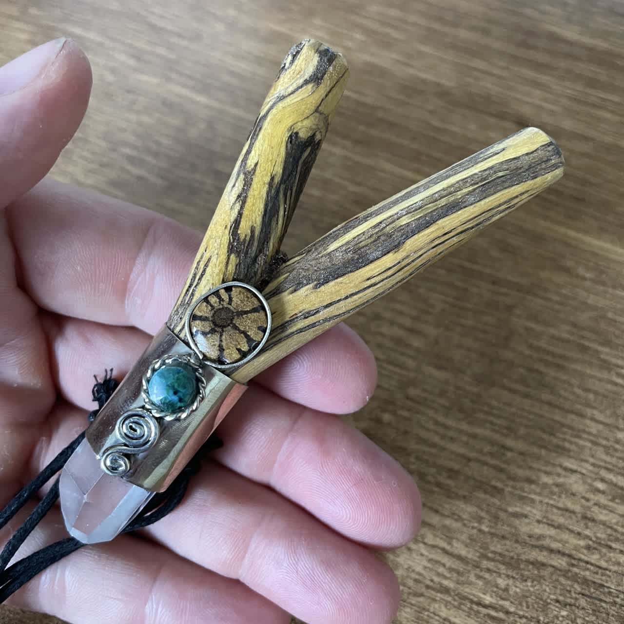 Kuripe Palo Santo Crystal v ruce &ndash; srovn&aacute;n&iacute; velikosti